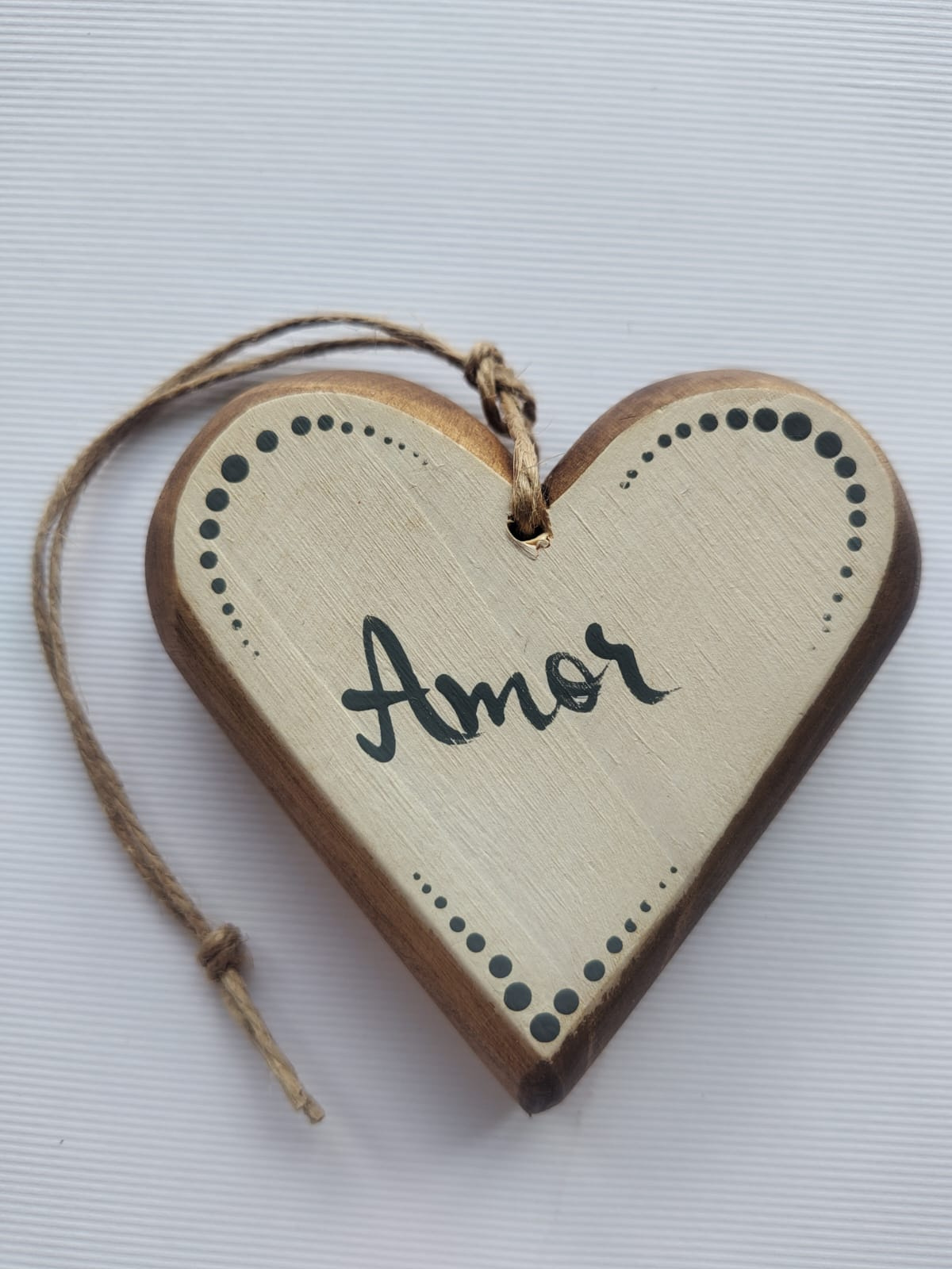 Coração De Madeira Pintado Cor Branco Pátina - Amor ( 9 x 9 x 2 cm )