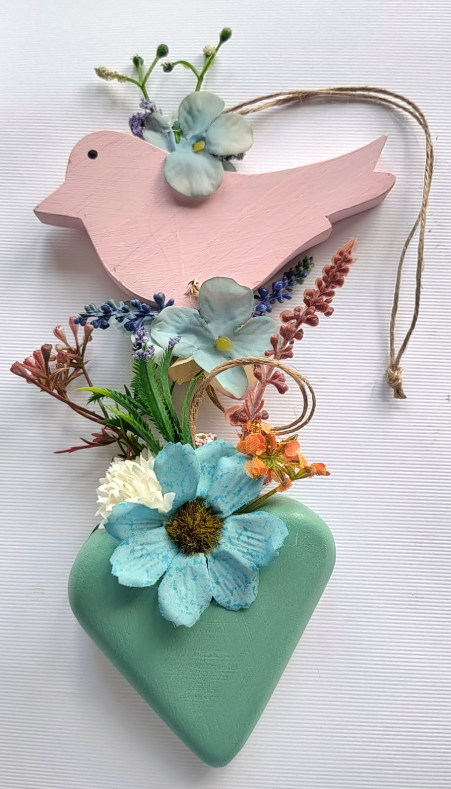 Móbile Passarinho de madeira c/ coração