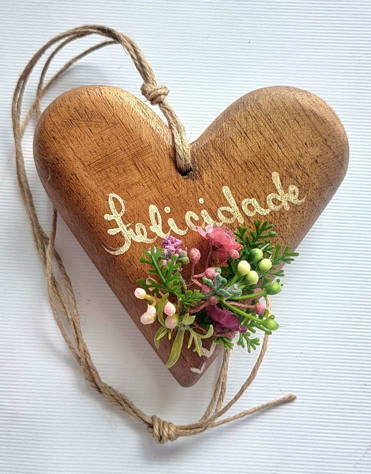 Coração De Madeira Pintado Cor Rústico - Felicidade ( 10 x 10 x 3,0 cm )